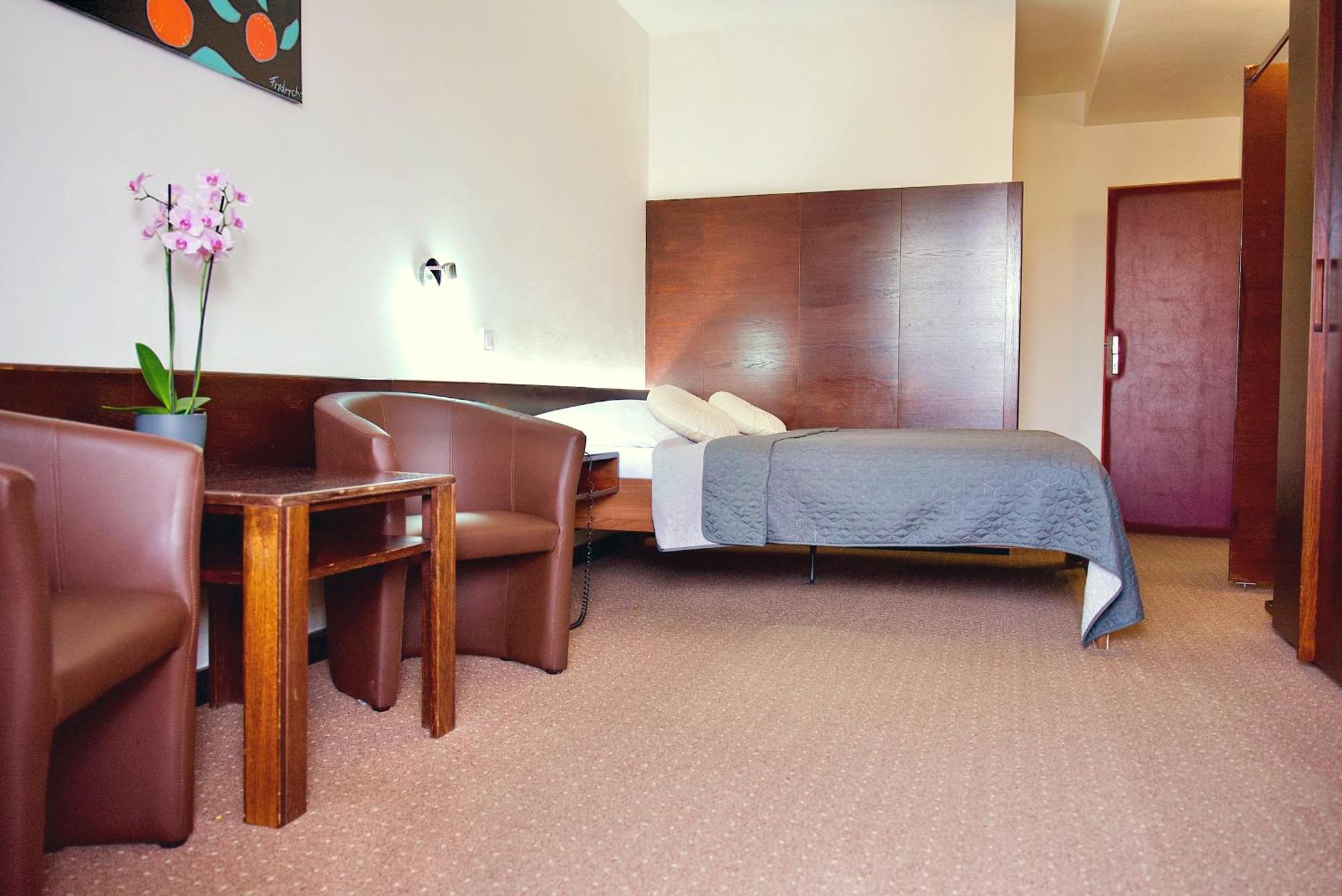 Hotel Merkur - Jablonec Nad Nisou Buitenkant foto