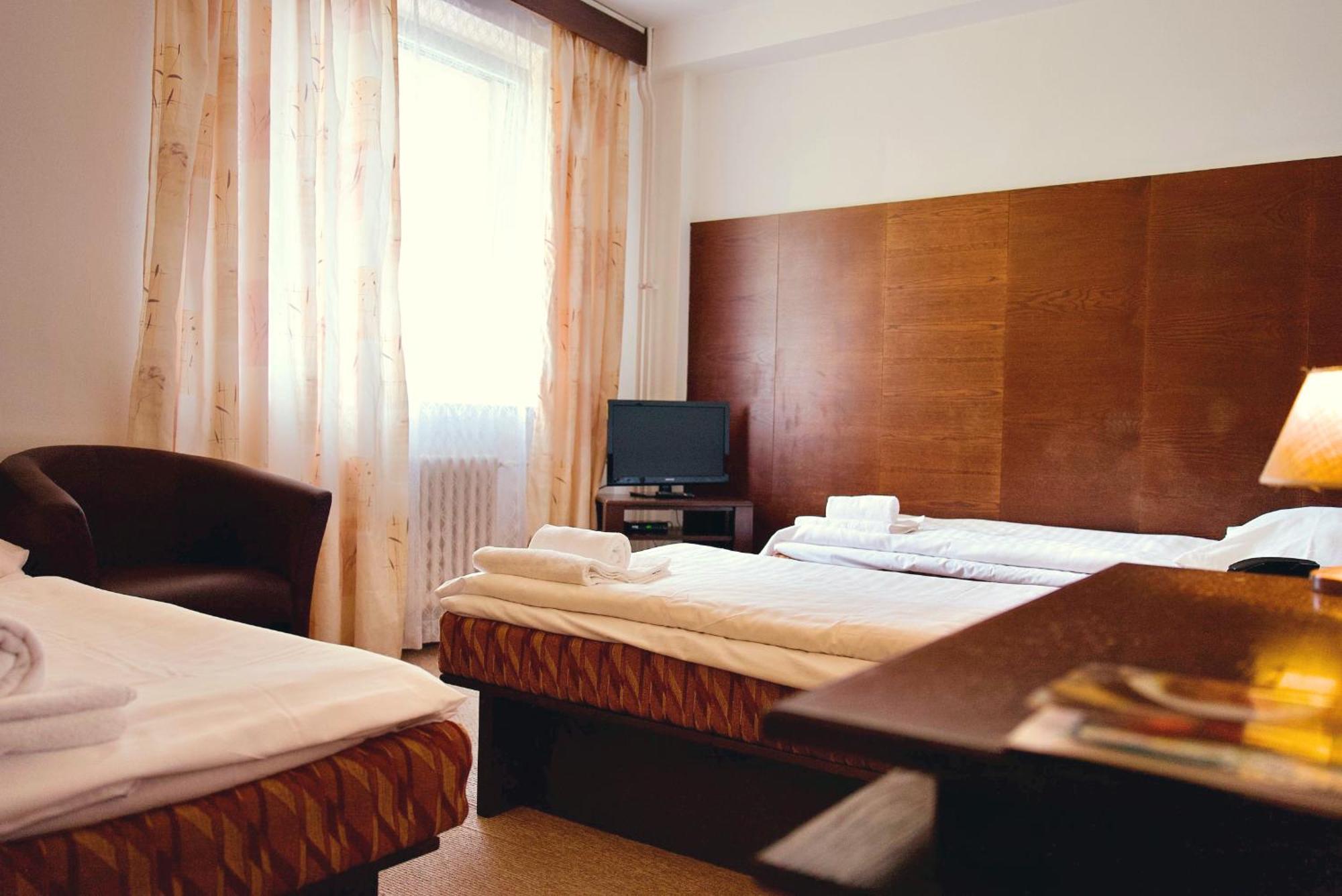 Hotel Merkur - Jablonec Nad Nisou Buitenkant foto