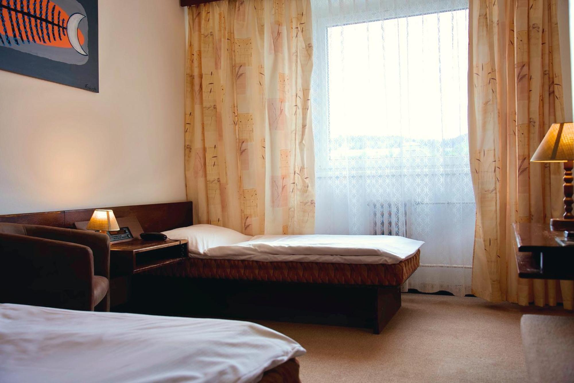 Hotel Merkur - Jablonec Nad Nisou Buitenkant foto