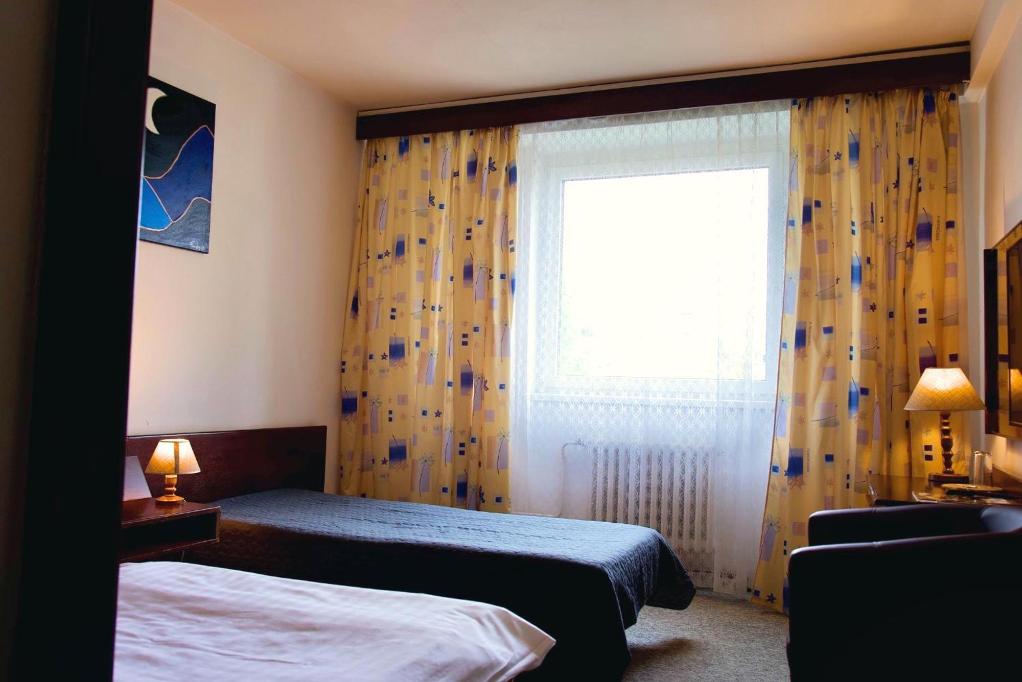 Hotel Merkur - Jablonec Nad Nisou Buitenkant foto