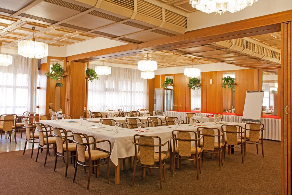 Hotel Merkur - Jablonec Nad Nisou Buitenkant foto