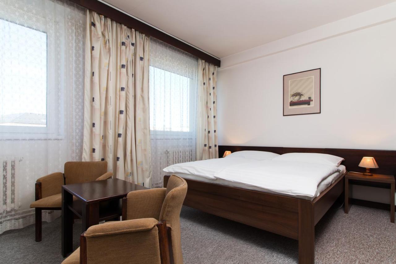 Hotel Merkur - Jablonec Nad Nisou Buitenkant foto