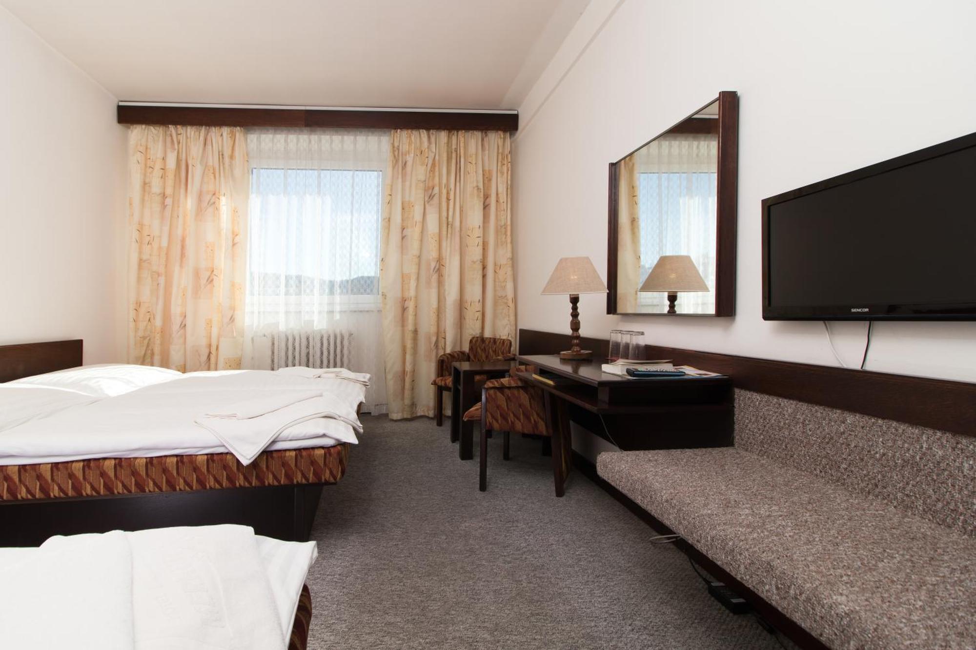 Hotel Merkur - Jablonec Nad Nisou Buitenkant foto