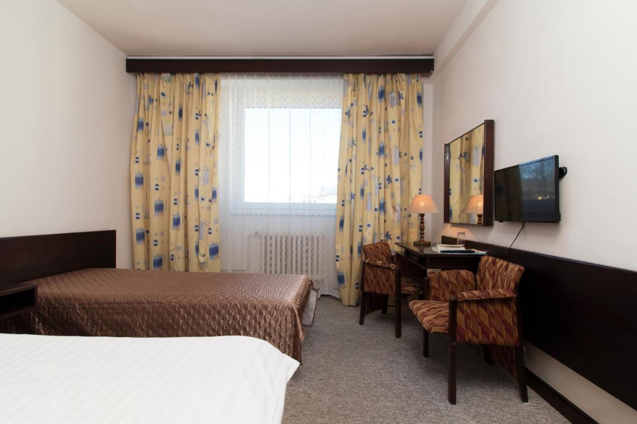 Hotel Merkur - Jablonec Nad Nisou Buitenkant foto