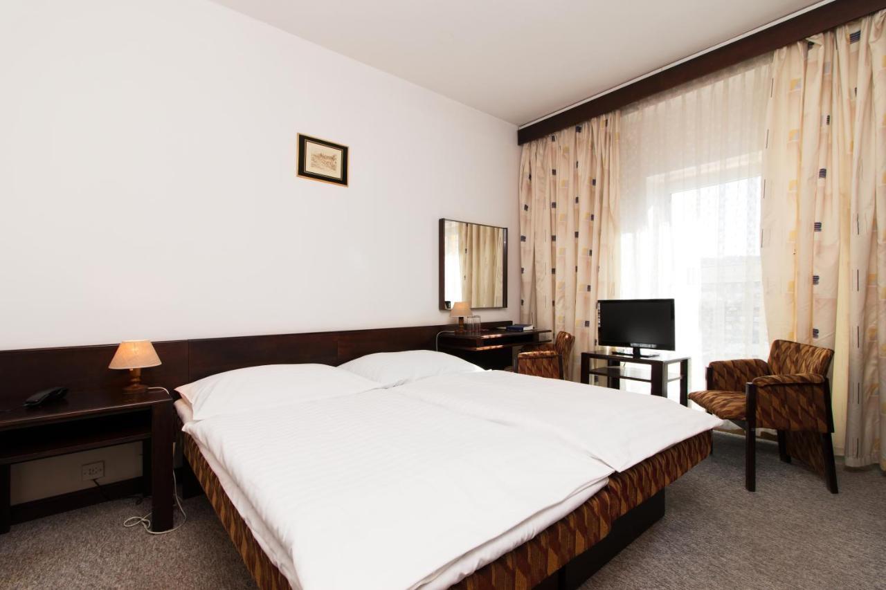 Hotel Merkur - Jablonec Nad Nisou Buitenkant foto