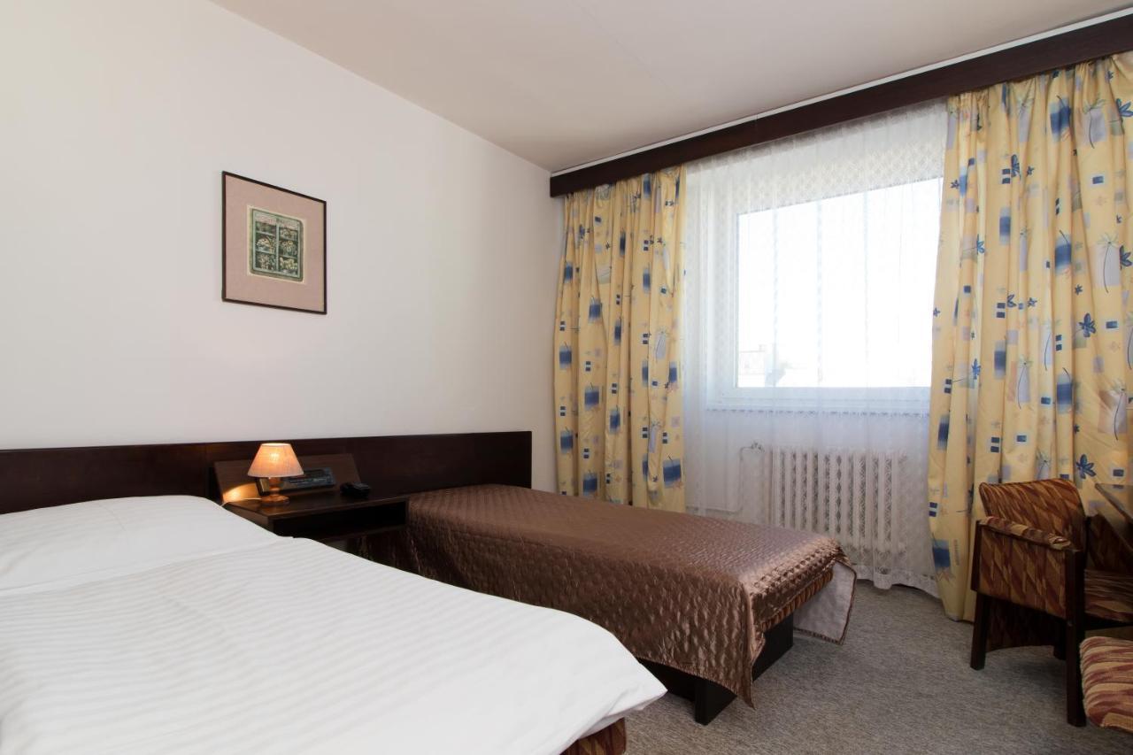Hotel Merkur - Jablonec Nad Nisou Buitenkant foto